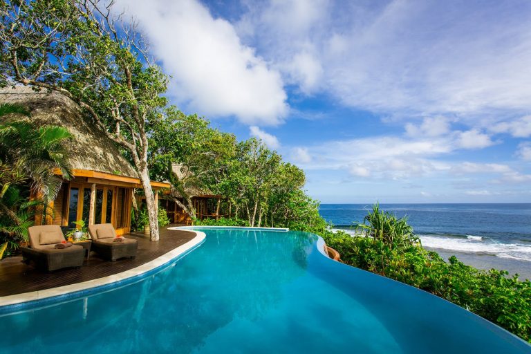 Infinity pool with luxury accommodation by the coast - Civa Duavata